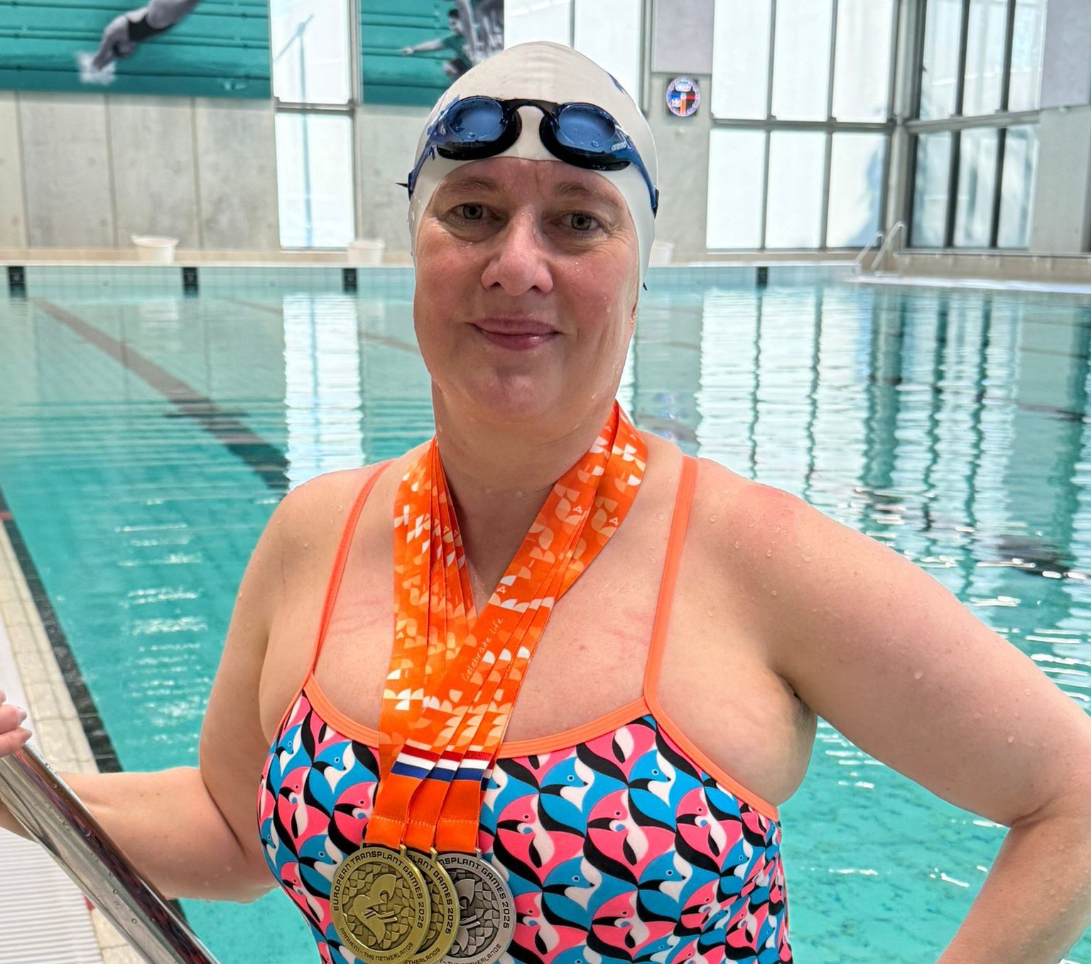 Anne Tirronen mitaleidensa kanssa.
